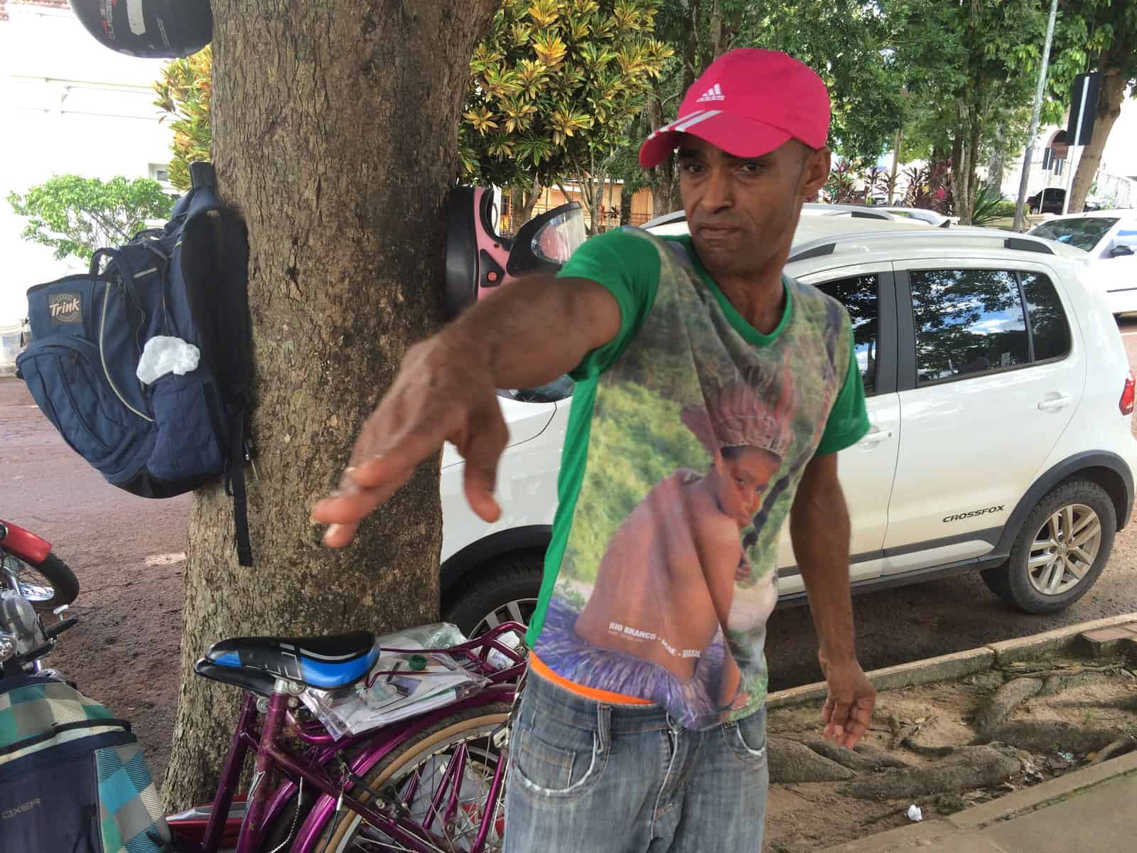 José James ficou sem colete, crachá e cartão dado inicialmente pela prefeitura. (Foto: Tiago Martinello/ A GAZETA)