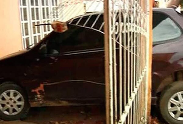 Homem perde direção de veículo e atinge muro de residência enquanto entregava pães