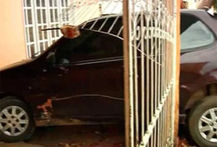 Homem perde direção de veículo e atinge muro de residência enquanto entregava pães