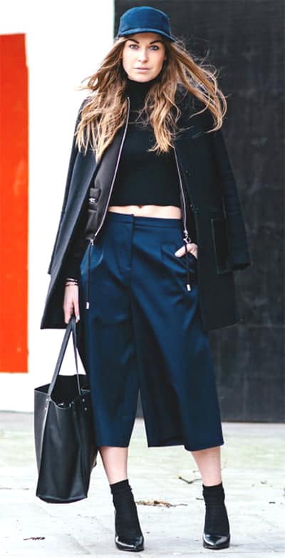 Crooped na blusinha e na calça! A meia e o boné dão um ar mais esportivo ao look.