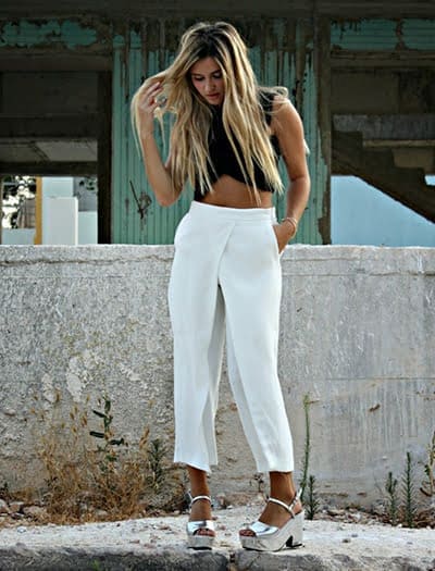 Para as cidades de clima mais quente, unir um top cropped à pantalona curta resulta num look descontraído e elegante.