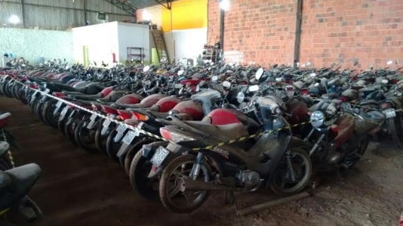 Mais 700 veículos apreendidos passam por vistoria no pátio do Detran