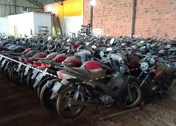 Mais 700 veículos apreendidos passam por vistoria no pátio do Detran