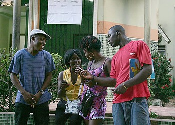 Rio Branco, Acre, 22.05.2015 - Centenas de imigrantes haitianos estão no abrigo em Rio Branco no Acre, em uma chácara nas proximidades da cidade, onde a capacidade para 200 pessoas, mas atualmente cerca de 500 imigrantes estão no local. Diariamente chegam aproximadamente 90 pessoas no local superlotando mais ainda. O Ministério da Justiça fez no início dessa semana, (18), uma solicitação ao governo do Acre para que as viagens fossem suspensas com destino para a capital paulista. A suspensão das viagens dos haitianos para São Paulo foi um pedido da Prefeitura, que, em nota, disse que tem o dever de acolher os imigrantes, mas que não estava preparada para receber tanta gente de surpresa. Os haitianos vêm para capital paulista em busca de oportunidades, mas muitas vezes acabam sem emprego e sem dinheiro.
