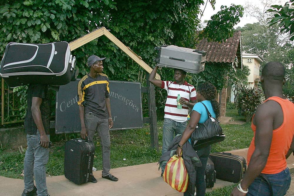 Governo do Acre apresenta proposta para fluxo migratório no Brasil 5 Rio Branco, Acre, 22.05.2015 - Centenas de imigrantes haitianos estão no abrigo em Rio Branco no Acre, em uma chácara nas proximidades da cidade, onde a capacidade para 200 pessoas, mas atualmente cerca de 500 imigrantes estão no local. Diariamente chegam aproximadamente 90 pessoas no local superlotando mais ainda. O Ministério da Justiça fez no início dessa semana, (18), uma solicitação ao governo do Acre para que as viagens fossem suspensas com destino para a capital paulista. A suspensão das viagens dos haitianos para São Paulo foi um pedido da Prefeitura, que, em nota, disse que tem o dever de acolher os imigrantes, mas que não estava preparada para receber tanta gente de surpresa. Os haitianos vêm para capital paulista em busca de oportunidades, mas muitas vezes acabam sem emprego e sem dinheiro.