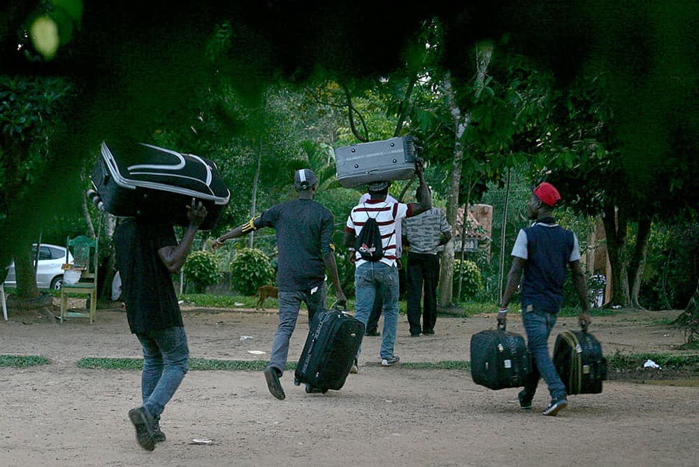 Governo do Acre apresenta proposta para fluxo migratório no Brasil 4 Rio Branco, Acre, 22.05.2015 - Centenas de imigrantes haitianos estão no abrigo em Rio Branco no Acre, em uma chácara nas proximidades da cidade, onde a capacidade para 200 pessoas, mas atualmente cerca de 500 imigrantes estão no local. Diariamente chegam aproximadamente 90 pessoas no local superlotando mais ainda. O Ministério da Justiça fez no início dessa semana, (18), uma solicitação ao governo do Acre para que as viagens fossem suspensas com destino para a capital paulista. A suspensão das viagens dos haitianos para São Paulo foi um pedido da Prefeitura, que, em nota, disse que tem o dever de acolher os imigrantes, mas que não estava preparada para receber tanta gente de surpresa. Os haitianos vêm para capital paulista em busca de oportunidades, mas muitas vezes acabam sem emprego e sem dinheiro.