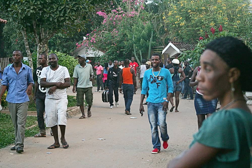 Governo do Acre apresenta proposta para fluxo migratório no Brasil 3 Rio Branco, Acre, 22.05.2015 - Centenas de imigrantes haitianos estão no abrigo em Rio Branco no Acre, em uma chácara nas proximidades da cidade, onde a capacidade para 200 pessoas, mas atualmente cerca de 500 imigrantes estão no local. Diariamente chegam aproximadamente 90 pessoas no local superlotando mais ainda. O Ministério da Justiça fez no início dessa semana, (18), uma solicitação ao governo do Acre para que as viagens fossem suspensas com destino para a capital paulista. A suspensão das viagens dos haitianos para São Paulo foi um pedido da Prefeitura, que, em nota, disse que tem o dever de acolher os imigrantes, mas que não estava preparada para receber tanta gente de surpresa. Os haitianos vêm para capital paulista em busca de oportunidades, mas muitas vezes acabam sem emprego e sem dinheiro.