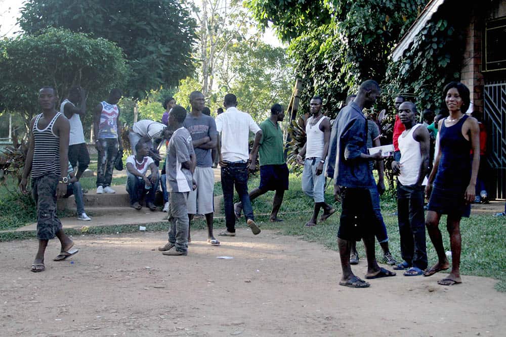 Governo do Acre apresenta proposta para fluxo migratório no Brasil 2 Rio Branco, Acre, 25.05.2015 - Abrigo em Rio Branco no Acre, em uma chácara nas proximidades da cidade, acolhe os imigrantes que passam com destino a outras cidades do Brasil. O Ministério da Justiça fez no início dessa semana, (18), uma solicitação ao governo do Acre para que as viagens fossem suspensas com destino para a capital paulista. A suspensão das viagens dos haitianos para São Paulo foi um pedido da Prefeitura, que, em nota, disse que tem o dever de acolher os imigrantes, mas que não estava preparada para receber tanta gente de surpresa. Os haitianos vêm para capital paulista em busca de oportunidades, mas muitas vezes acabam sem emprego e sem dinheiro. O destino dos haitianos agora é o Sul do País, para as cidades de Florianópolis e Porto Alegre