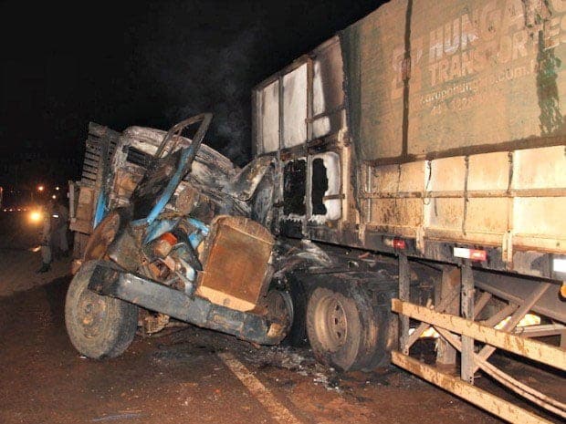 Caminhão ficou destruído pela batida e pelo fogo
