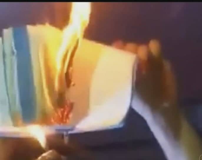 Ateu queima Bíblia Sagrada na Ufac e estudante promete repetir o gesto 2 Estudante Feliz Zanon afirma que deu permissão ao cantor para queimar a Bíblia. (Foto: Reprodução Rede Amazônica)