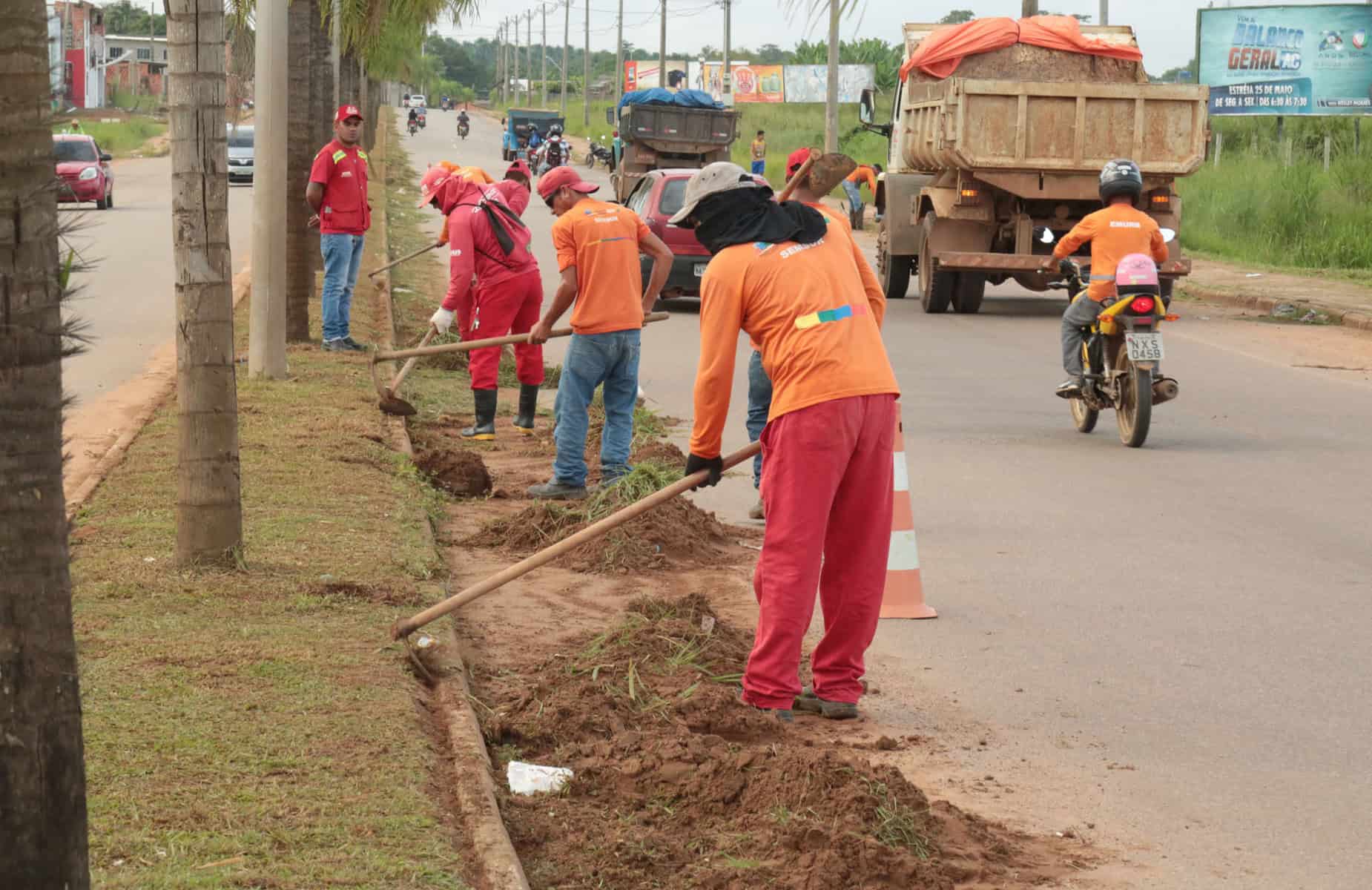 Equipes fazem roçagem, remoção de entulho e capina. (Foto: Ascom PMRB)