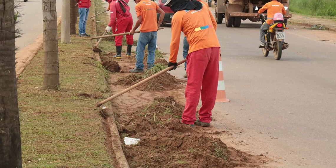 Equipes fazem roçagem, remoção de entulho e capina. (Foto: Ascom PMRB)