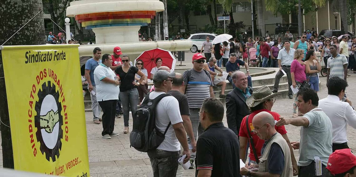 Professores realizam ato público no Centro 1 Servidores exigem melhorias e aumento salarial. (Foto: Odair Leal/ A GAZETA)