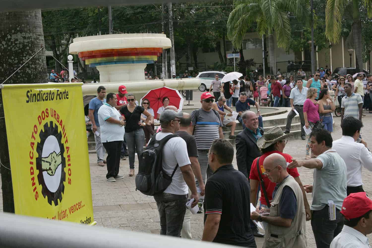 Professores realizam ato público no Centro 2 Servidores exigem melhorias e aumento salarial. (Foto: Odair Leal/ A GAZETA)