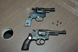 Uma arma de fogo e outra de brinquedo foram apreendidas. (Foto: Cedida)