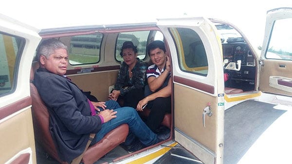 Avião com deputados estaduais tem porta arrancada durante decolagem 1 Raimundinho da Saúde, Eliane Sinhasique e Jenilson Leite passaram por sufoco ao sair de Santa Rosa