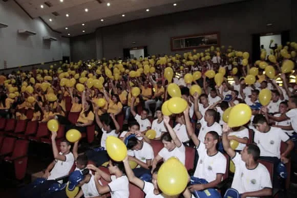Estudantes participam da abertura das atividades. (Foto: Val Fernandes)