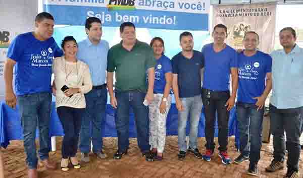 FLASH - O PMDB realizou novas filiações esta semana na sede do partido e o mais novo filiado é o administrador João Marcos Luz. Lideranças do partido como o presidente estadual do PMDB, deputado federal Flaviano Melo, e a deputada estadual Eliane Sinhasique estiveram presentes para dar as boas-vindas.