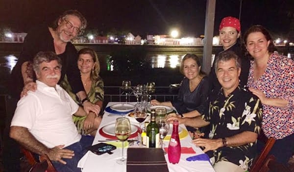 FLASH – Senador Jorge Viana em tour gastronômico pela Cia do Marisco com Dolores, Mila, Vânia, Mauro, Davi e Roberta. Jorge gostou tanto do espaço, que o indicou em sua fanpage! 