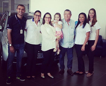 LANÇAMENTO - Sábado aconteceu o lançamento do Peugeot 2008 - crossover de fabricação nacional, que se utiliza de sua elegância apostando no lado urbano. A equipe show da concessionária - formada por Renan Pontes, Romênia Araujo, Roseli Barreiros, Roque, Fabrícia Assis e Julie Sayara, espera você para conhecer de perto um carro que alia modernidade e bom preço. A concessionária fica na Via Chico Mendes.