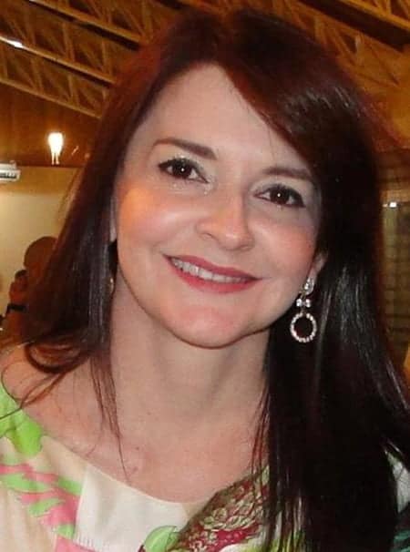 ARTE – Eliane Osmarin é a estrela da vez no Programa da Jô, que abre espaço para os artistas plásticos exporem suas obras. Uma bela tela da artista pa-ranaense embeleza o cenário neste mês de maio nas apresentações ao vivo de Jocely Abreu e convidados. Grata querida! 