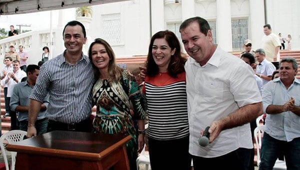 FLASH - Com a continuação de Armando Melo na Secretaria de Saúde, foram entregues no começo da semana ambulâncias e materiais hospitalares na presença do governador Tião Viana, da vice Nazaré Araújo e da secretária de Gestão Administrativa Sawana Carvalho.