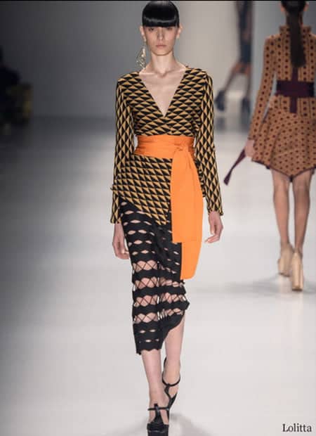 Vem cá, cintura fina! 1 Essa faixa, tipo obi, sobre uma camisa geométrica de manga longa ficou um luxo!