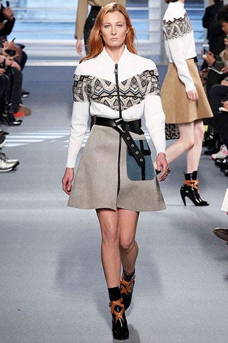 Vem cá, cintura fina! 3 Amamos esse jeito irreverente de amarrar o cinto, presente na coleção da Louis Vuitton, de Paris.