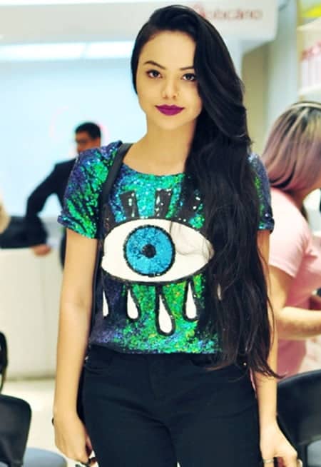  A linda blogueira Ana Clara Campello, sempre antena-da, já usava o novo batom do tipo “tem que ter” da linha Make B. Universe.