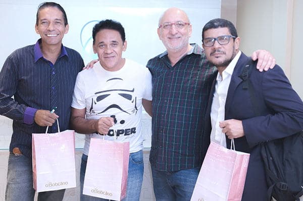 O empresário Luiz Figueiredo aproveitou a ocasião para apresentar as linhas de perfumaria masculina da marca aos colunistas Luiz Theodoro, Nonato Vianna e Moisés Alencastro e presenteá-los. 