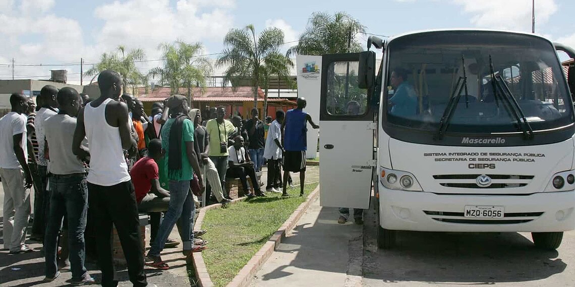 Após morte e superlotação em abrigo, transporte de imigrantes é retomado 1 Transporte voltou a ser feito, após quase dois meses . (Foto: Odair Leal/ A GAZETA)