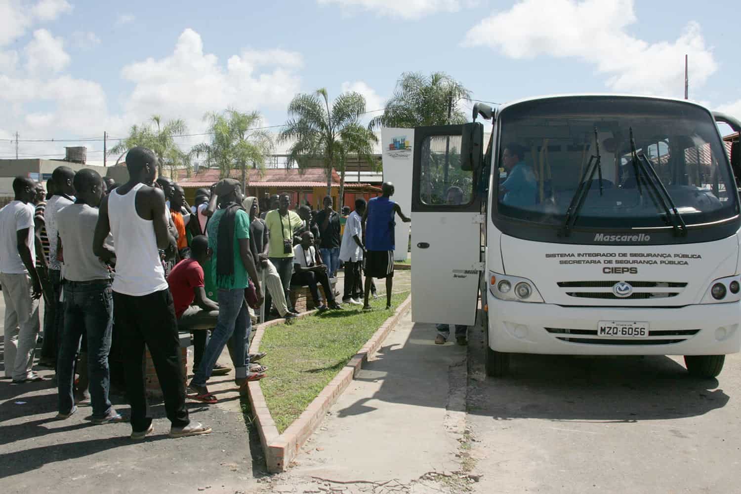 Após morte e superlotação em abrigo, transporte de imigrantes é retomado 2 Transporte voltou a ser feito, após quase dois meses . (Foto: Odair Leal/ A GAZETA)