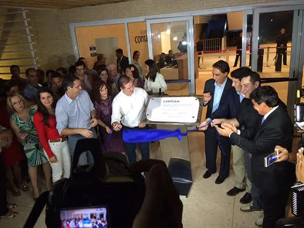 Carlos Zanvettor, CEO da empresa, e Tião Viana puxaram a faixa da placa do novo prédio. (Foto: Tiago Martinello/ A GAZETA)