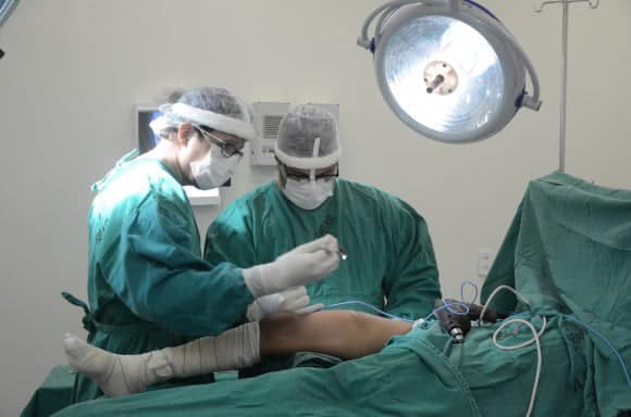 Idoso foi o primeiro a passar por cirurgia na nova sala. (Foto: Secom Acre)