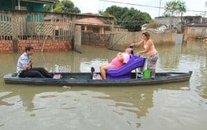 Kelly atendendo cliente em um barco durante a alagação (Foto Marcos Vicentti)
