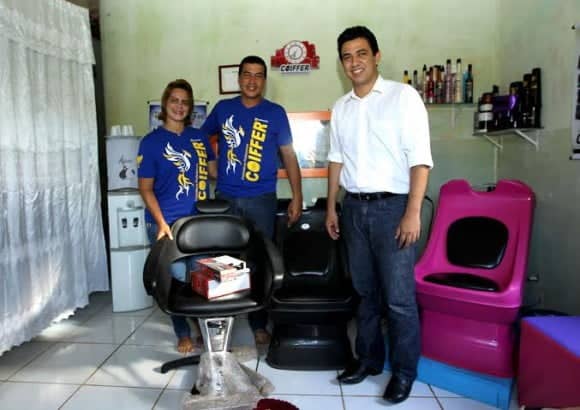 Cabeleireira que atendia clientes em barco é contemplada com kit salão