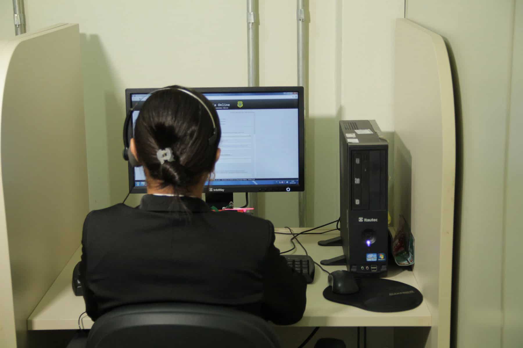 Os atendentes do Ciosp trabalham 24 horas por dia no registro de denuncias. (Foto Marcelo Torres)