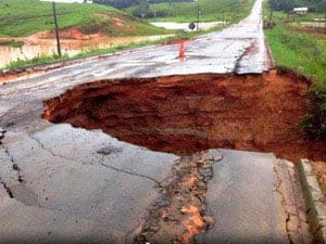 ‘Tráfego somente em necessidade extrema’, alerta Dnit sobre BR no Acre 1 Passageiros relatam medo em viagem feita pela BR-364