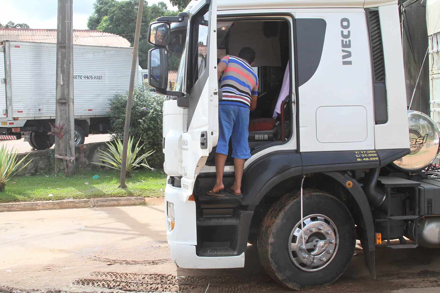 Caminhoneiros aguardam fim da greve da Suframa para voltar para casa 4 Segue Suframa - OL (1) Thiago Antônio