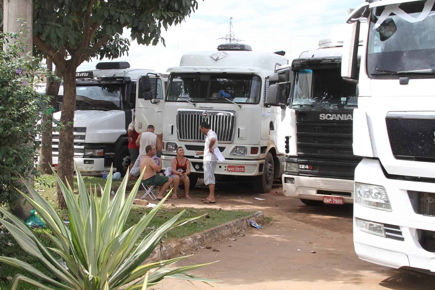 Caminhoneiros aguardam fim da greve da Suframa para voltar para casa 2 Segue Suframa - OL (4)