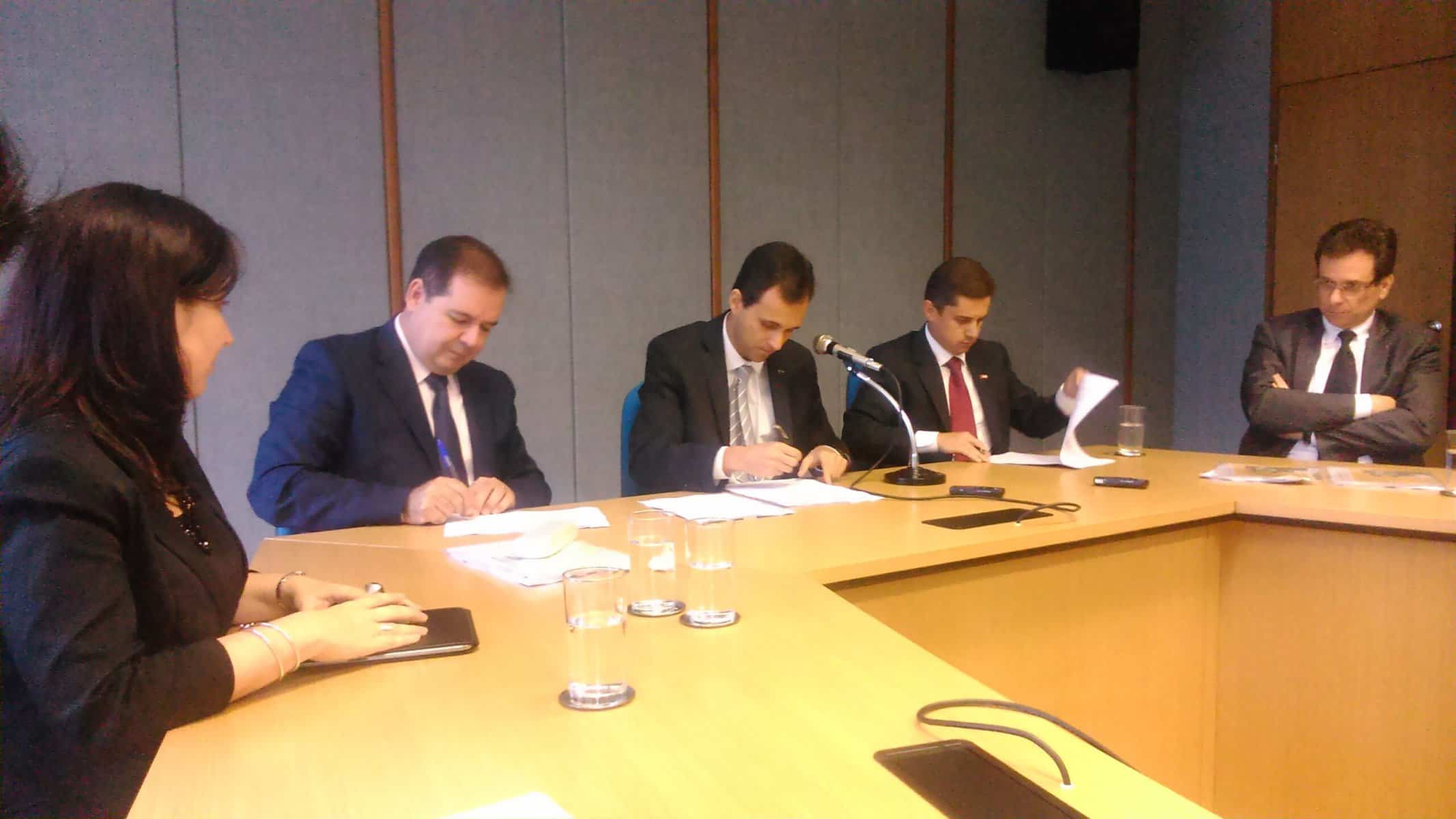 Governador assinou o termo de cooperação do Siconv com o Ministério do Planejamento e a Enap. (Foto: Divulgação)