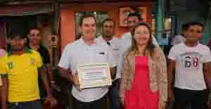 Governador Tião Viana foi homenageado pelos cabeleireiros de Cruzeiro do Sul. (Foto: Secom Acre)