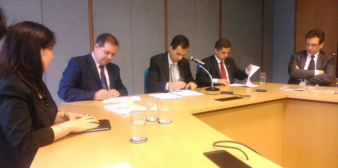 Governador assinou o termo de cooperação do Siconv com o Ministério do Planejamento e a Enap. (Foto: Divulgação)