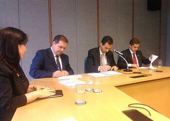 Governador assinou o termo de cooperação do Siconv com o Ministério do Planejamento e a Enap. (Foto: Divulgação)