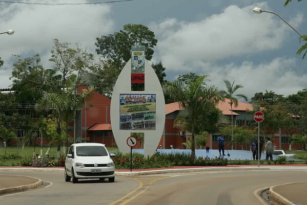 Professores aprovam indicativo de greve em assembleia geral