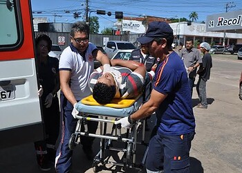 Homem sofre fratura exposta após acidente na Via Chico Mendes