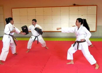 Lutadoras Rafaela Cavalcante, Fernanda Rocha e Carla Zausa formam equipe de caratê do Sesc/Acre