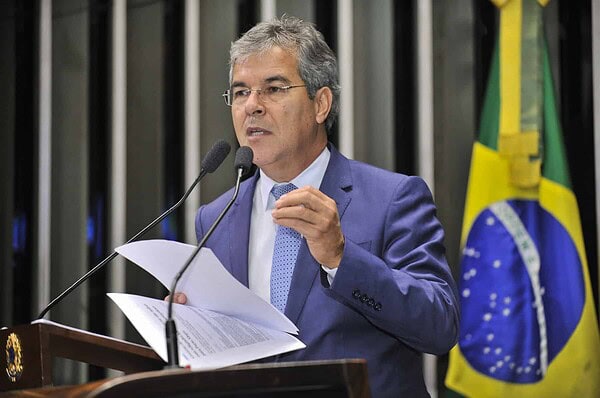 Jorge Viana cobra solução para refugiados haitianos no Brasil