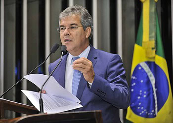 Jorge Viana cobra solução para refugiados haitianos no Brasil