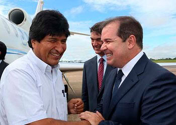 O presidente boliviano Evo Morales e o Tião Viana, no Aeroporto Plácido de Castro. (Foto: Secom Acre)